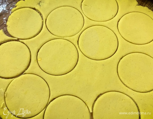 Раскатать тесто в тонкий пласт и чашкой вырезать кружки.