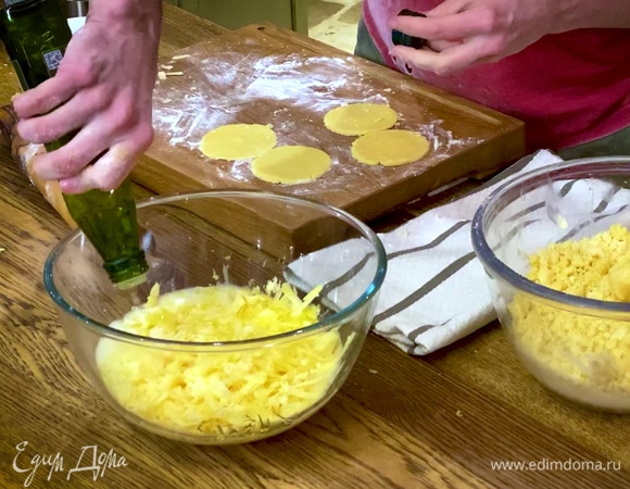 Приготовить начинку: яичные белки взбить блендером с насадкой-венчиком в пышную массу, затем ввести яйцо и еще немного взбить, добавить натертый сыр, оставшуюся цедру, оливковое масло, щепотку соли и все перемешать.