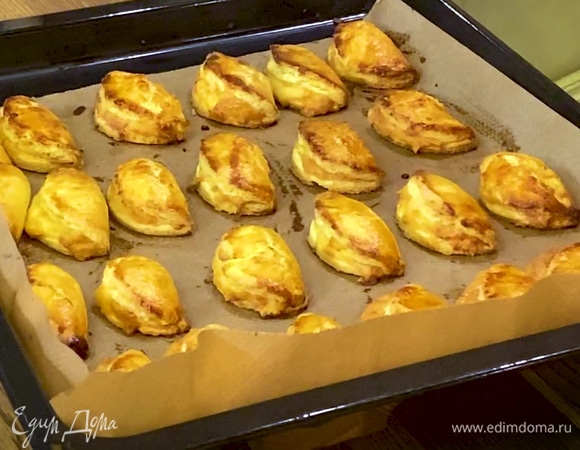 Яичный желток перемешать со щепоткой соли, смазать печенье и выпекать в разогретой духовке 10–13 минут до появления золотистой корочки.