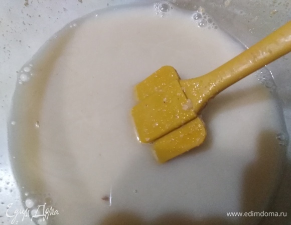 Закваску соединить с водой, влить молоко, добавить сахар, соль, растительное масло.