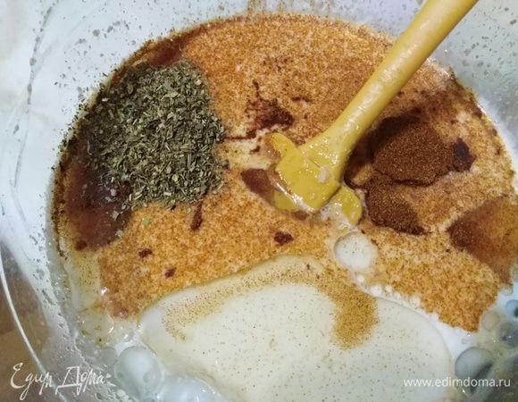 Всыпать паприку и травы.