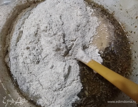Затем — ржаную муку. Тщательно перемешиваем до исчезновения комков.