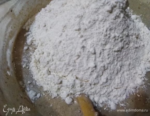 Всыпаем пшеничную муку.