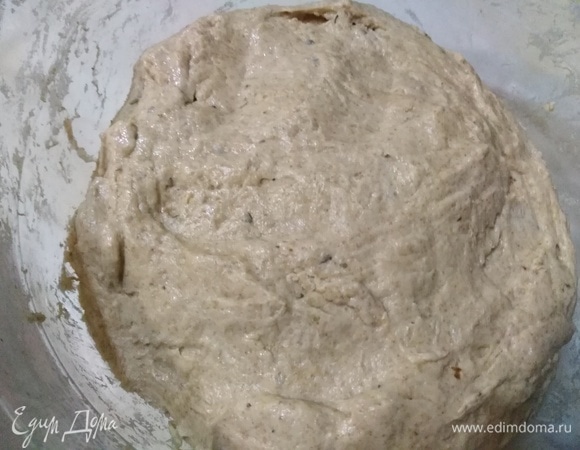 Замешиваем липкое тягучее тесто. Накрываем пленкой.