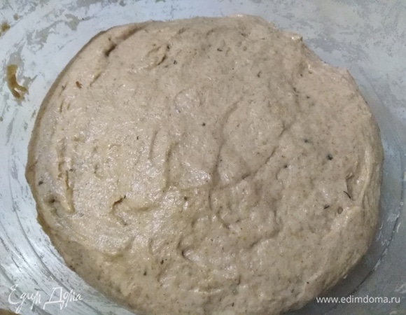 Оставляем при комнатной температуре на 8–10 часов. За это время тесто увеличится в два раза.