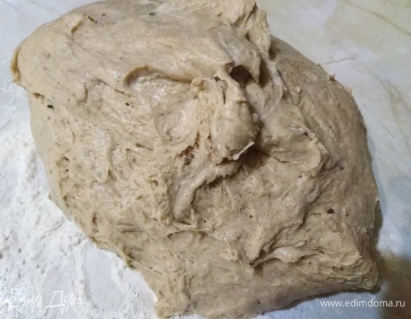 Выкладываем на посыпанную мукой поверхность.