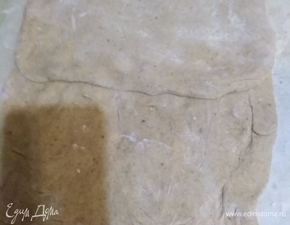 Один конец теста укладываем внахлест до середины пласта.