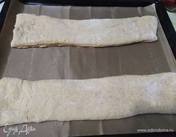 Выкладываем на противень, застеленный пекарской бумагой или ковриком. Накрываем полотенцем.