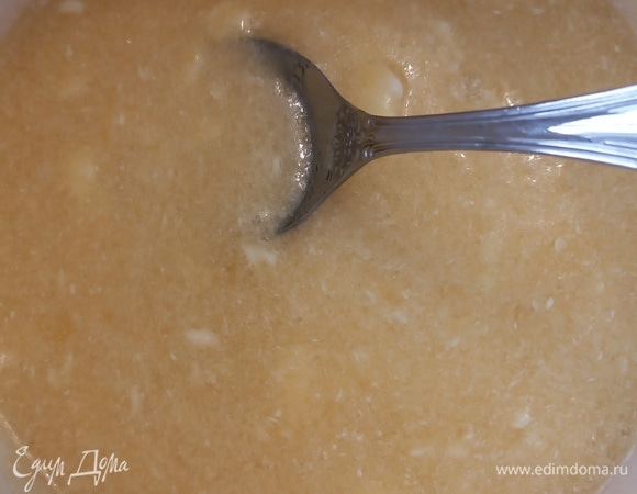 Добавляем растопленное сливочное масло.