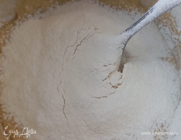 Вводим муку и разрыхлитель. Перемешиваем.