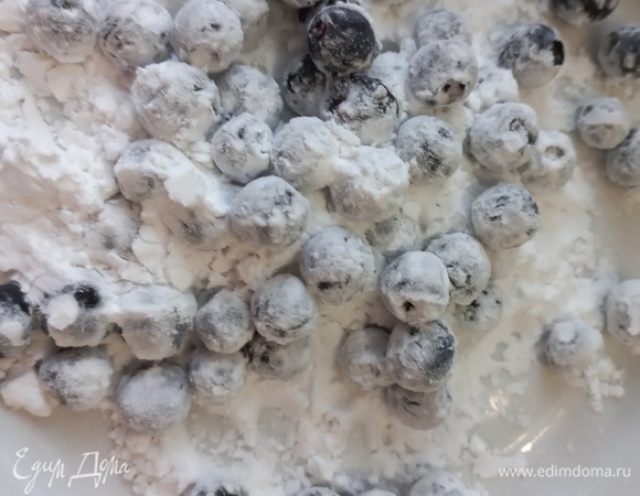 Чернику посыпаем крахмалом.