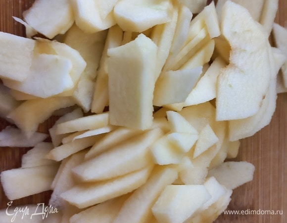 Яблоко очищаем, удаляем сердцевину и нарезаем.