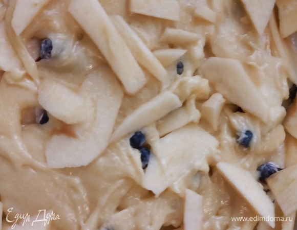 Сверху покрываем оставшимся тестом и ставим в разогретую духовку на 180°C. Готовится около 40 минут.