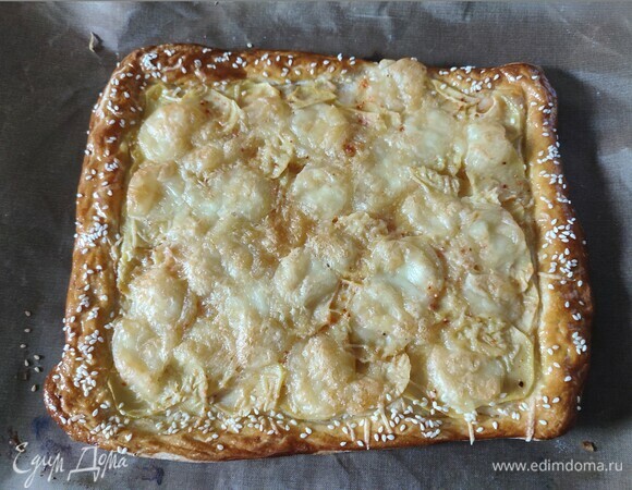 Дать пирогу немного остыть, нарезать его на кусочки и можно приступать к дегустации.