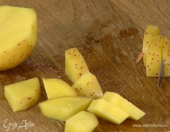 Картофель промыть и, не очищая, нарезать ломтиками чуть крупнее, чем батат.