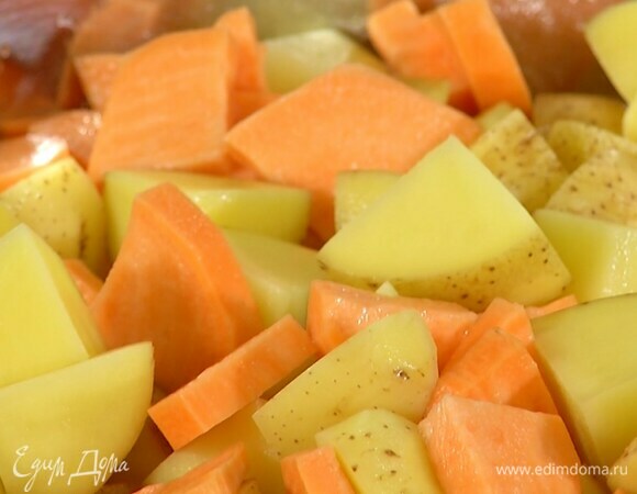 Замочить нарезанные овощи ненадолго в холодной воде, затем просушить бумажным полотенцем.