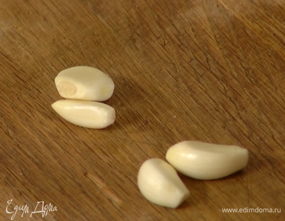 Чеснок почистить и порезать.