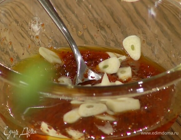 Приготовить маринад: оливковое масло соединить с хариссой, добавить измельченный чеснок, соль и перец, все перемешать.