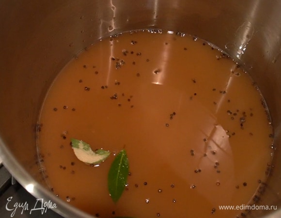 В большую тяжелую кастрюлю влить сок и 200 мл яблочного уксуса, добавить лавровые листья, сахар, горошины перца и соль, довести все до кипения.
