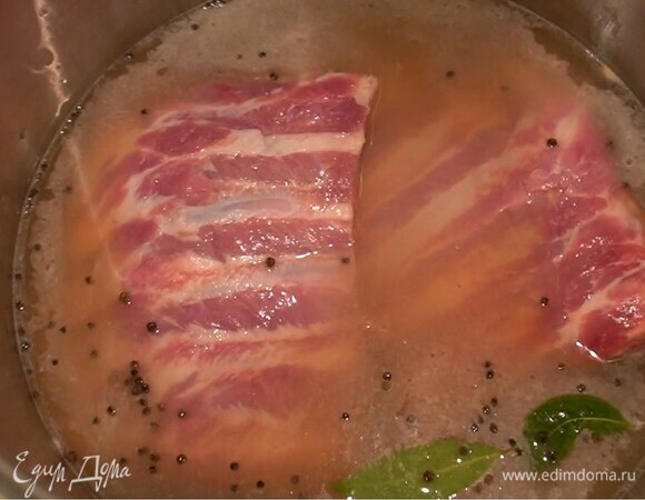 Ребрышки выложить в горячий яблочный сок, влить 500 мл воды, довести до кипения и варить 30 минут.