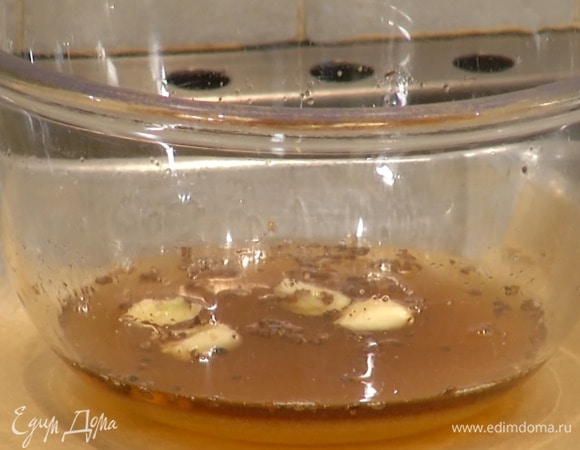 Приготовить карамельный маринад: оставшийся яблочный уксус соединить с кленовым сиропом, добавить чеснок, сахар, кайенский перец, соль, все перемешать и дать настояться.