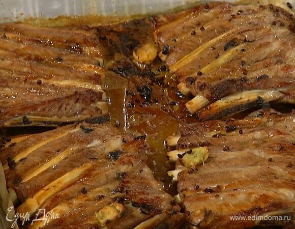 Противень выстелить бумагой для выпечки, уложить проваренные ребрышки в один слой, слегка полить карамельным маринадом, накрыть фольгой и отправить в разогретую духовку. Через 10 минут фольгу снять и запекать свинину до готовности, периодически поливая маринадом.
