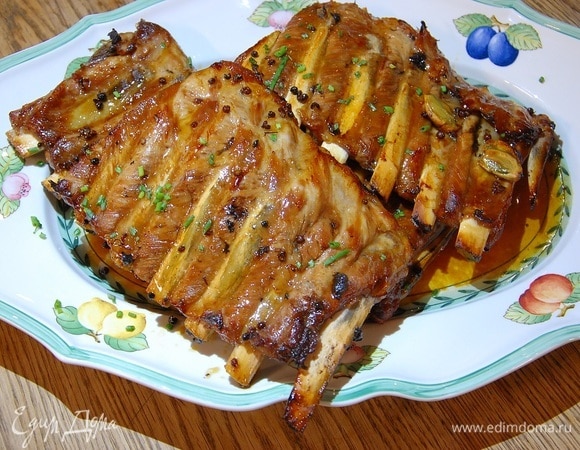 Шнитт-лук мелко порубить и посыпать готовое мясо.