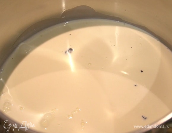 В кастрюлю влить молоко и сливки, добавить зерна ванили, половинку самого стручка, затем всыпать кофе, все перемешать и довести до кипения.