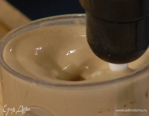 Желтки с сахаром взбивать блендером с насадкой-венчиком, пока масса не посветлеет и не увеличится в объеме, всыпать крахмал, какао и взбить все до однородного состояния, затем, не выключая блендера, тонкой струйкой влить горячие сливки с молоком.