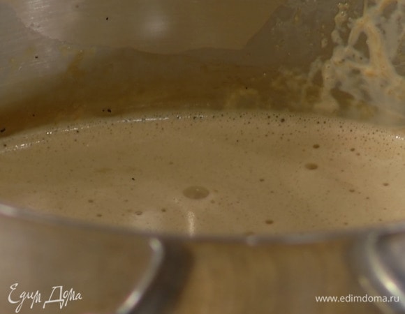 Перелить сливочную смесь обратно в кастрюлю и на небольшом огне, непрерывно помешивая венчиком, заварить густой крем. Выключить огонь и еще некоторое время продолжать перемешивать крем.