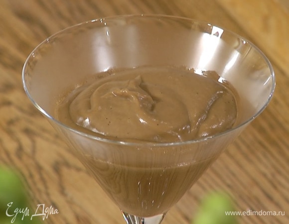 Разложить крем в прозрачные бокалы для мартини и охладить.