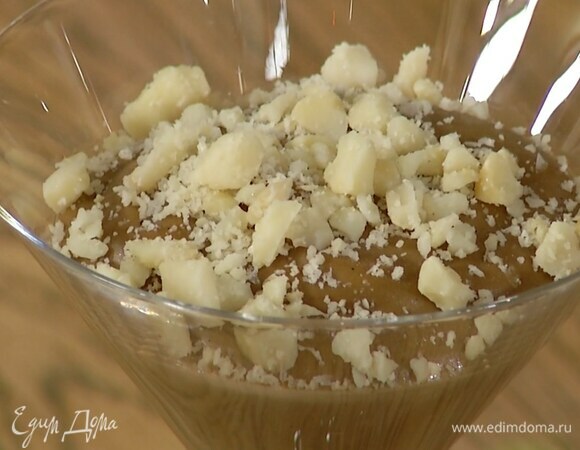 Орехи слегка измельчить в ступке, перемешать с солью и посыпать застывший крем.