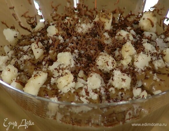 Шоколад натереть на мелкой терке и посыпать десерт.