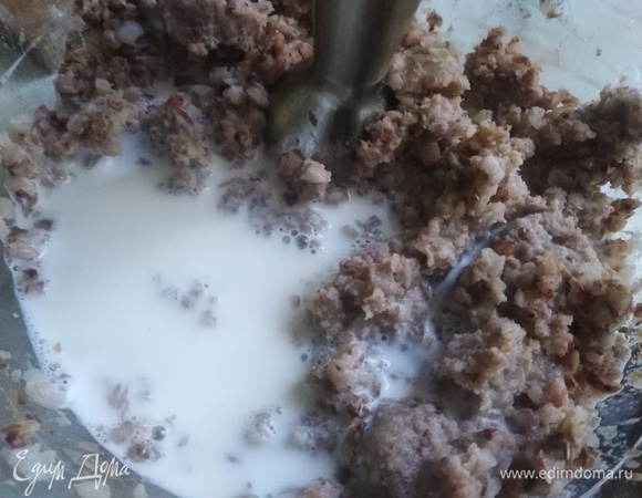 Влить 200 мл молока, пробить блендером.