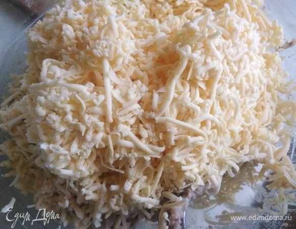 Добавить натертый на терке сыр.