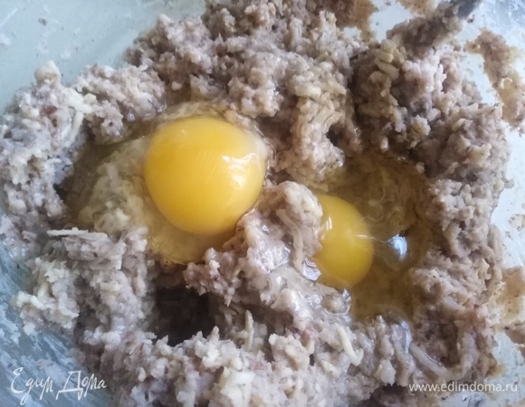 Вбить яйца. Перемешать.