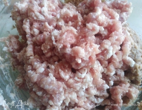 Прокрутить свинину через мясорубку с крупной решеткой. Соединить с гречневой массой. Посолить, добавить перец. Перемешать до однородности.