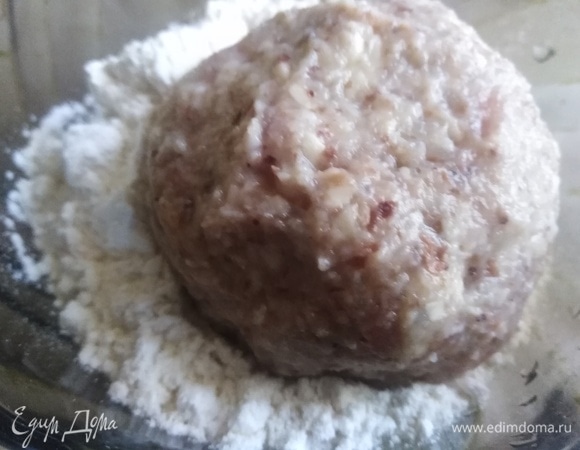 Сформировать тефтельки, обвалять в муке.