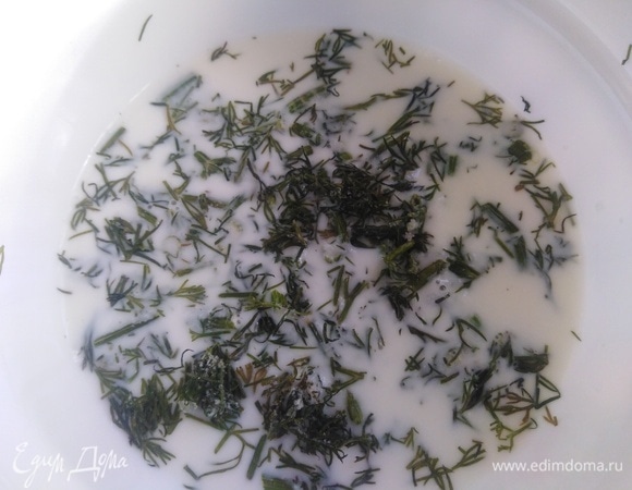 В 400 мл молока добавить соль по вкусу и зелень.