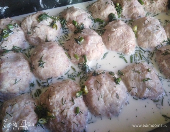 Залить тефтели молоком. Поставить в разогретую духовку.
