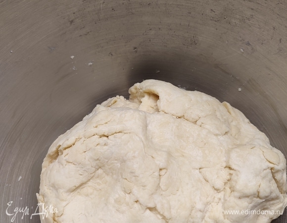 Сначала перетереть муку с холодным маслом в крошку. Затем добавить соду, соль и сметану. Замесить мягкое эластичное тесто. Убрать его в холодильник, пока готовится начинка.