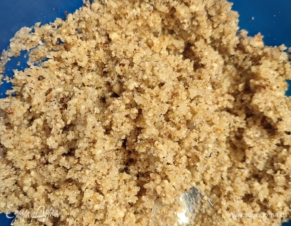 Грецкий орехи перемолоть в мелкую крошку. Смешать их с сахаром и растопленным сливочным маслом.