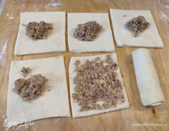 Раскатать тесто в пласт толщиной примерно 3 мм. Разрезать на прямоугольники. На каждый прямоугольник положить по чайной ложке начинки. Распределить по всему тесту и скатать в рулет.