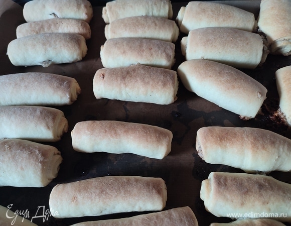 Дать печенью остыть и можно посыпать сахарной пудрой.