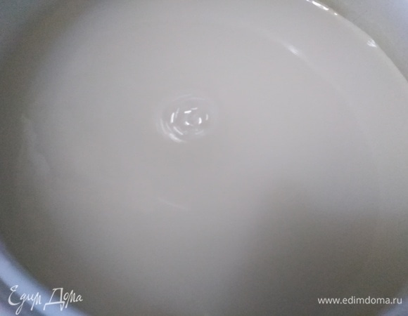 300 мл кипяченой воды нагреть, растворить сахар или мед. Добавляем 1,7 л холодной кипяченой воды. Растворяем закваску.