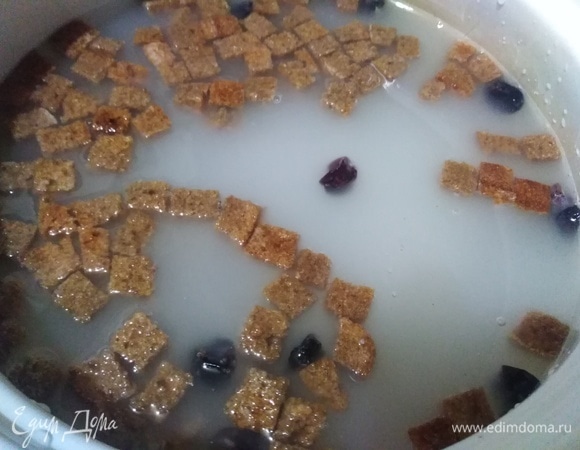 Добавляем ржаные сухарики и темный изюм. Накрываем кастрюлю крышкой. Оставляем при комнатной температуре на 18–20 часов.