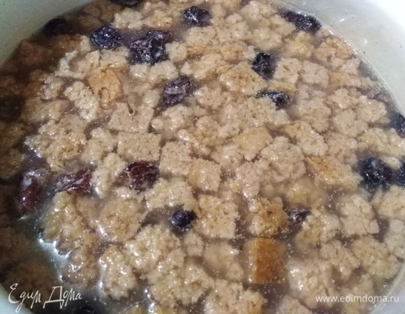 Затем квас процеживаем. Можно пить сразу, но лучше убрать в холодильник еще на сутки.