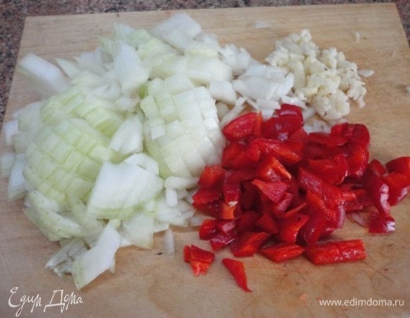 Лук нарезать полукольцами или кубиками. Так же перец. Чеснок мелко порубить. Сельдерей и морковь — ломтиками.
