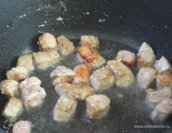 Мясо нарежьте кусочками примерно 2,5 см х 2,5 см. Обваляйте мясо в муке, приправьте солью и перцем, обжарьте со всех сторон до золотистого цвета. Отложите мясо в сторону, а на этом же масле обжарьте лук с сельдереем до золотистого цвета. В конце добавьте чеснок и перемешайте.