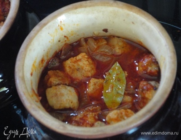 Соедините мясо с жареными овощами, добавьте паприку, лавровый лист и перец горошком. Перемешайте и выложите в горшочки. Залейте бульоном, накройте крышкой (я накрываю фольгой) и готовьте в духовке 1 час при температуре 180°C.